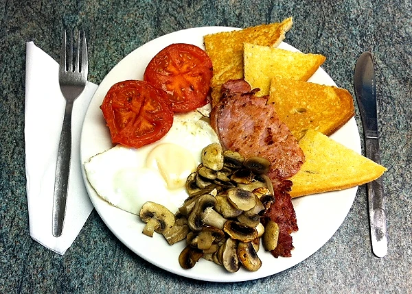A freshly prepared cooked breakfast at the Heils Bakery café